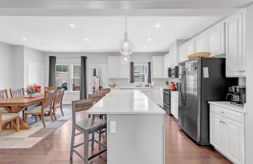 Grey Haven: 5 Star Stay, Grill, Fire Pit & More