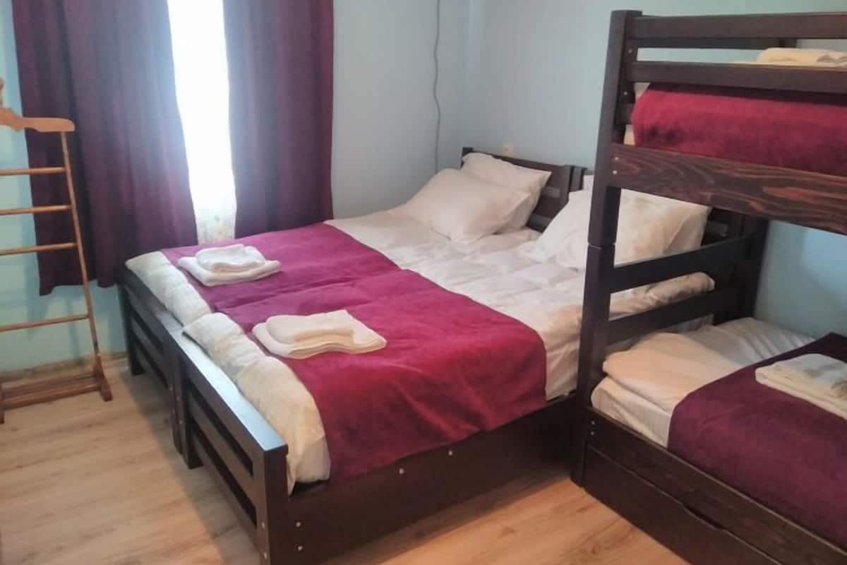 Habitación cuádruple, vistas al jardín | 1 dormitorio, ropa de cama de alta calidad, edredones de plumas