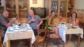 Café da manhã (GEL 20 por pessoa)