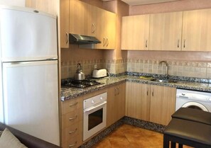 Kühlschrank, Ofen, Herdplatte, Kochgeschirr/Geschirr/Besteck