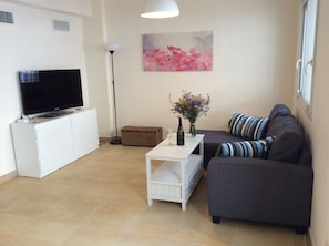 Televisie, een dvd-speler en een stereo