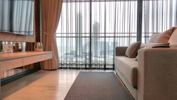 TV, Netflix, streaming services, video library