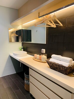 Tina con regadera, secadora de cabello, toallas, shampoo