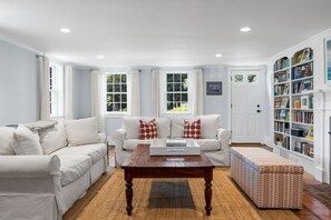 Smart TV, chimenea, libros y biblioteca musical 