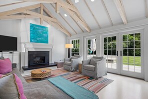 Smart TV, chimenea, libros y biblioteca musical 