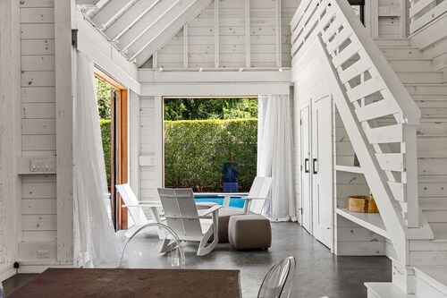 Featured in Boston Globe- fully renovated cape w/ pool & modern barn pool house 