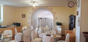 Free daily buffet breakfast - Resort Villa Isola 21 (Syracuse)