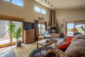 Smart TV, fireplace - Beautiful Guest House in the Foothills: Fireplace, Hot Tub, Patio, Grill (Santa Fe)