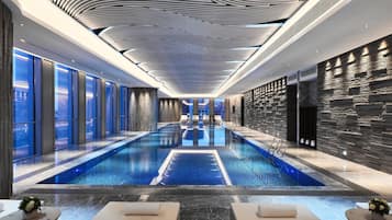 Kolam renang indoor