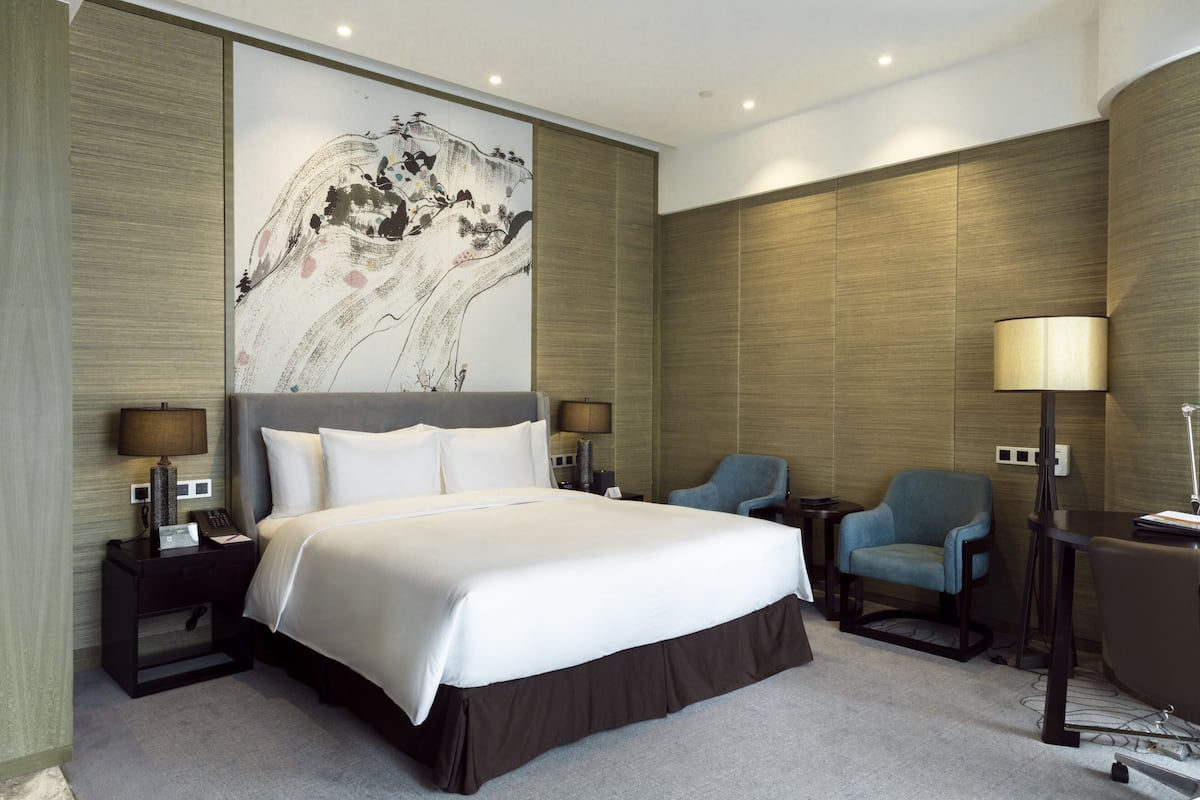 Standard Room, 1 King Bed | Minibar, in-room safe, desk, laptop workspace