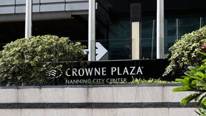 Señalización de Crowne Plaza Nanning City Center con una flecha direccional.