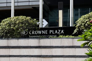 Señalización de Crowne Plaza Nanning City Center con una flecha direccional.
