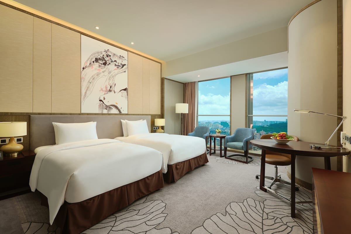 Een minibar, een kluis op de kamer, een bureau, een laptopwerkplek