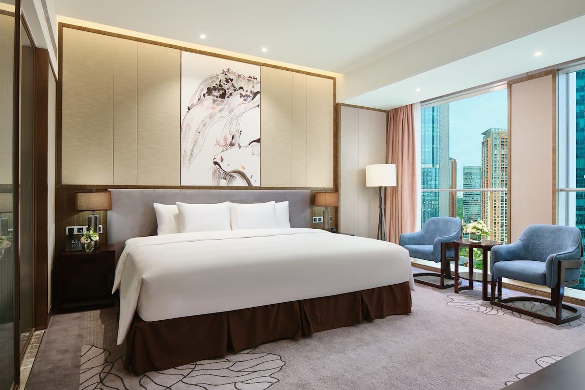 Een minibar, een kluis op de kamer, een bureau, een laptopwerkplek