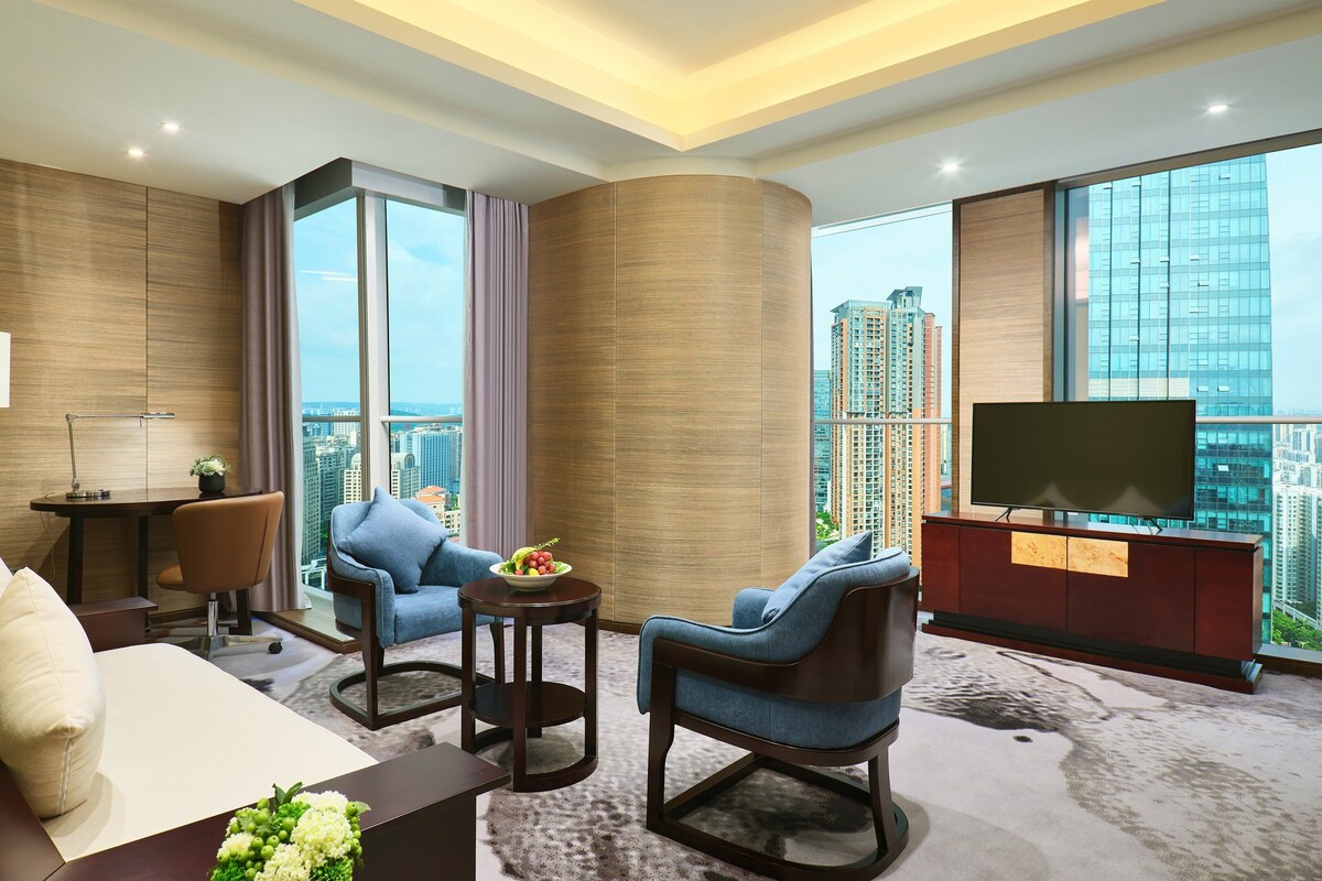 Suite, 1 habitación, con acceso al salón lounge del club | Minibar, caja de seguridad en la habitación y escritorio 