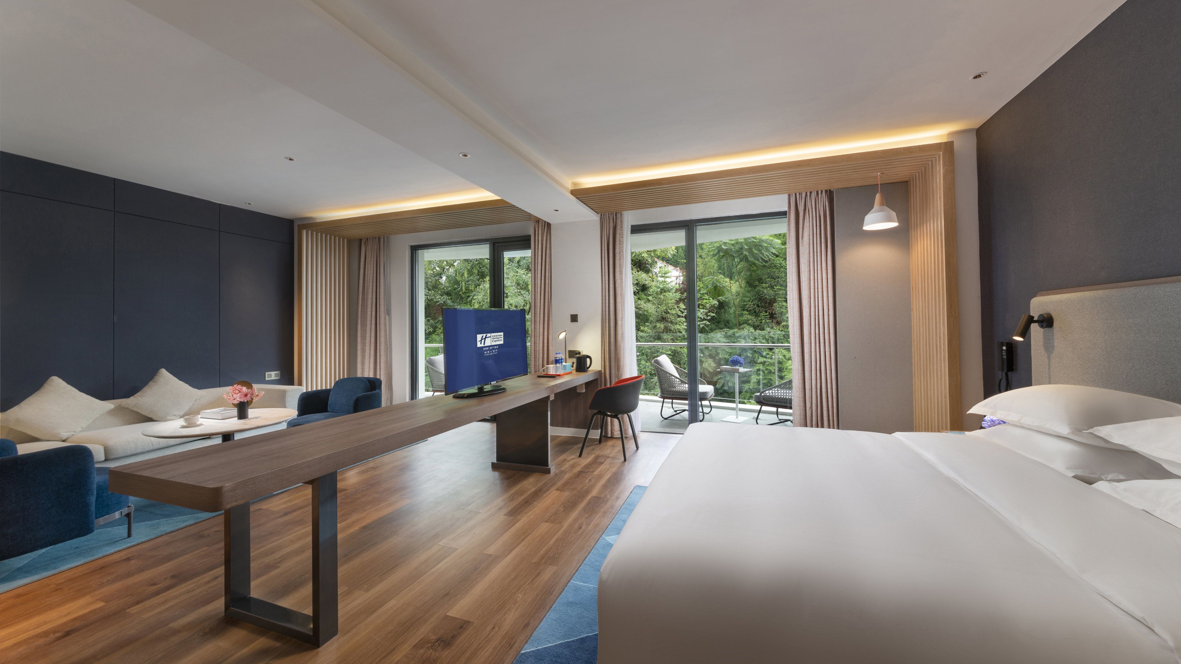 套房, 1 張特大雙人床, 露台 | 房內夾萬、隔音、免費 Wi-Fi