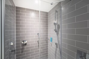 Shower, eco-friendly toiletries, hair dryer, towels - Holiday Inn Express Erlangen by IHG (Erlangen)