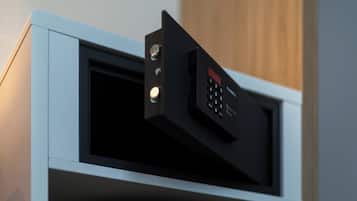 Un televisor moderno empotrado con su control remoto montado en la pared.