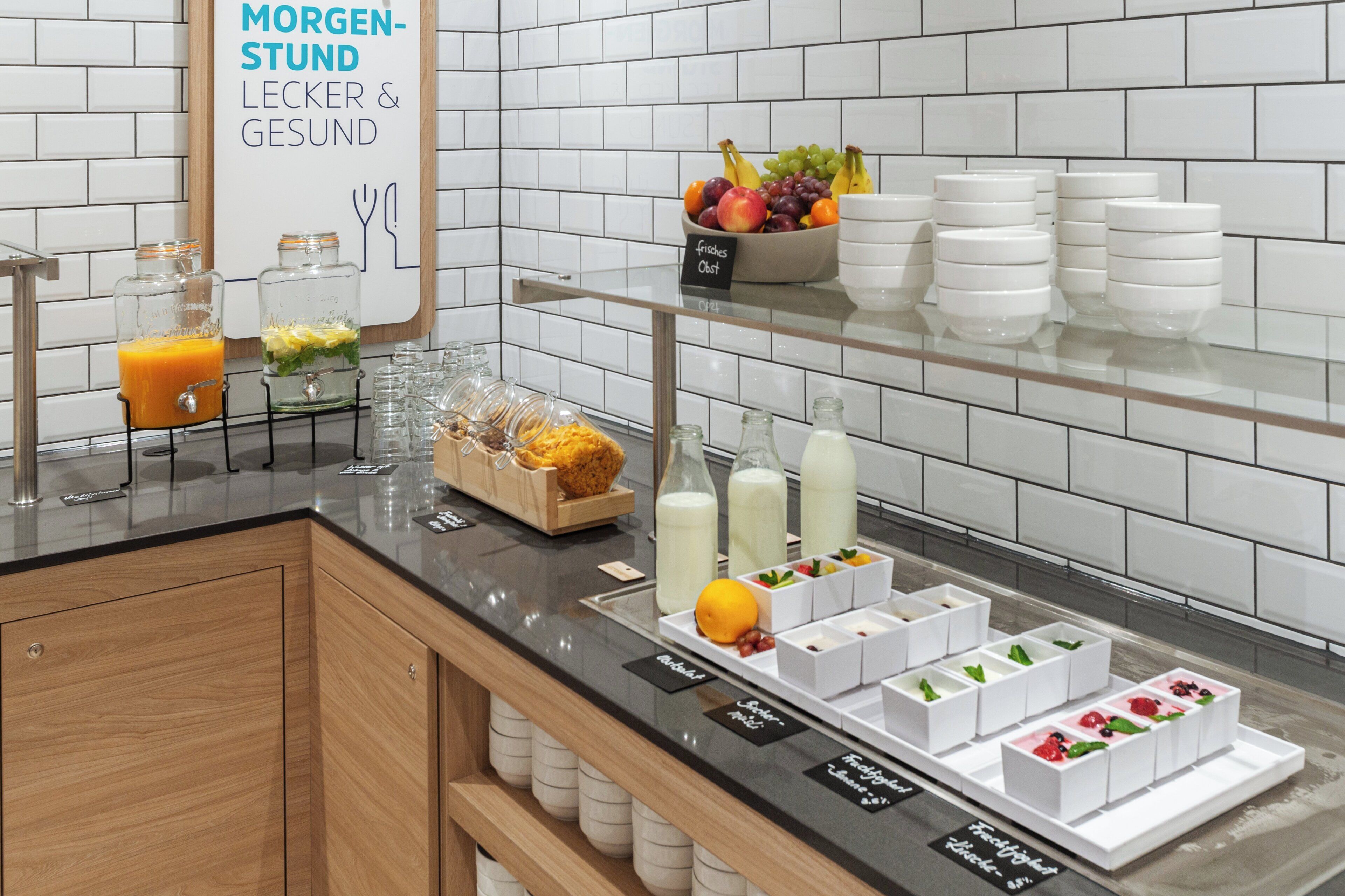 Un buffet de petit-déjeuner proposant une variété d'aliments et de boissons.