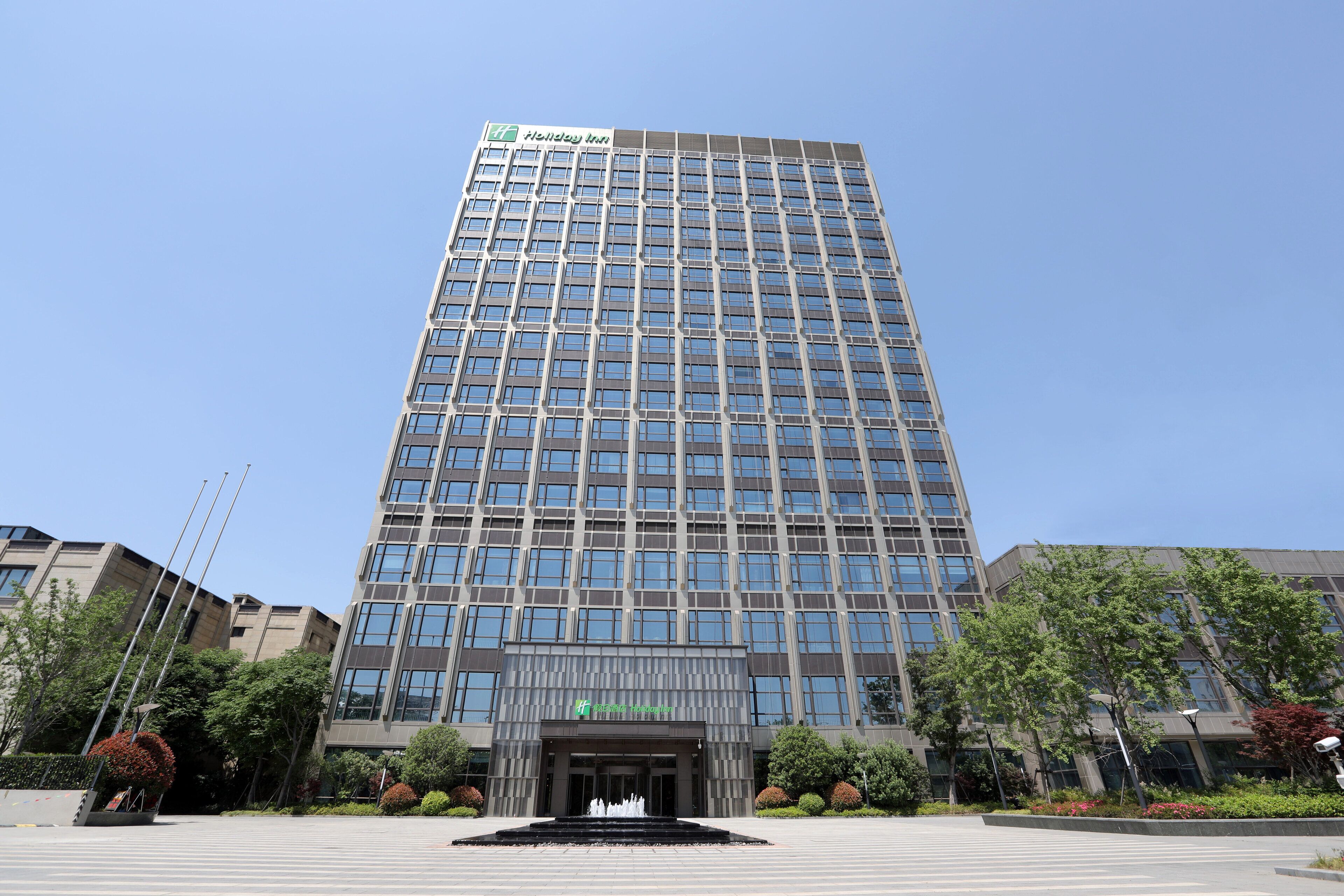 Un hôtel de grande hauteur, doté d’une façade moderne, de nombreux étages et d’une entrée imposante.