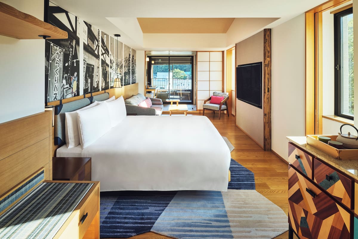 Habitación Premium, 1 cama de matrimonio grande, vistas al río, en esquina (Private Hot Spring) | 1 dormitorio, edredones de plumas, minibar y caja fuerte