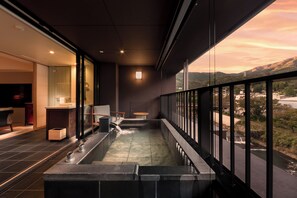 A modern spa area with a hot tub, seating, and a view of a river and mountains. - Hotel Indigo Hakone Gora by IHG (Hakone)