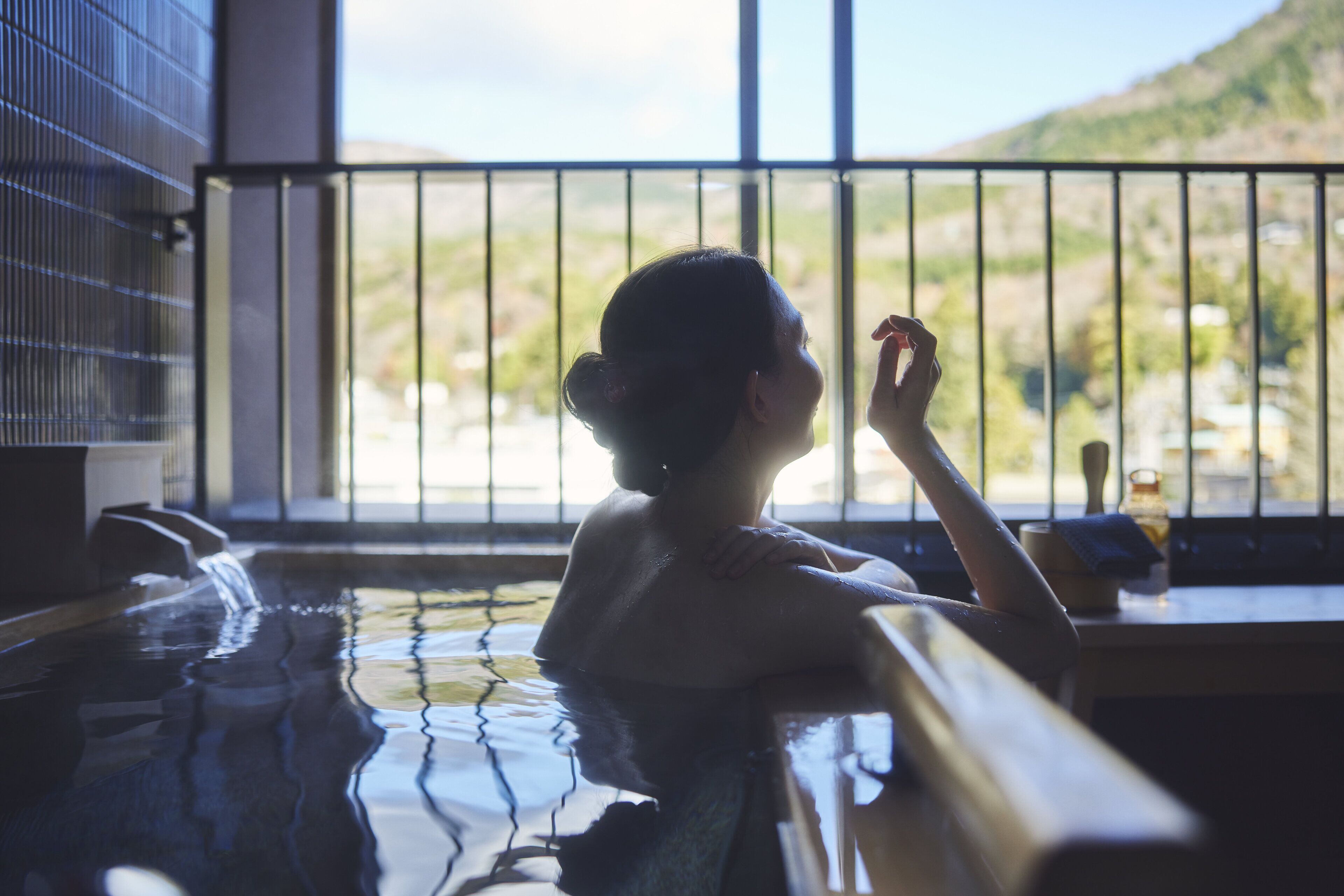 個別の浴槽とシャワー、温泉浴槽、バスアメニティ (無料)、ヘアドライヤー