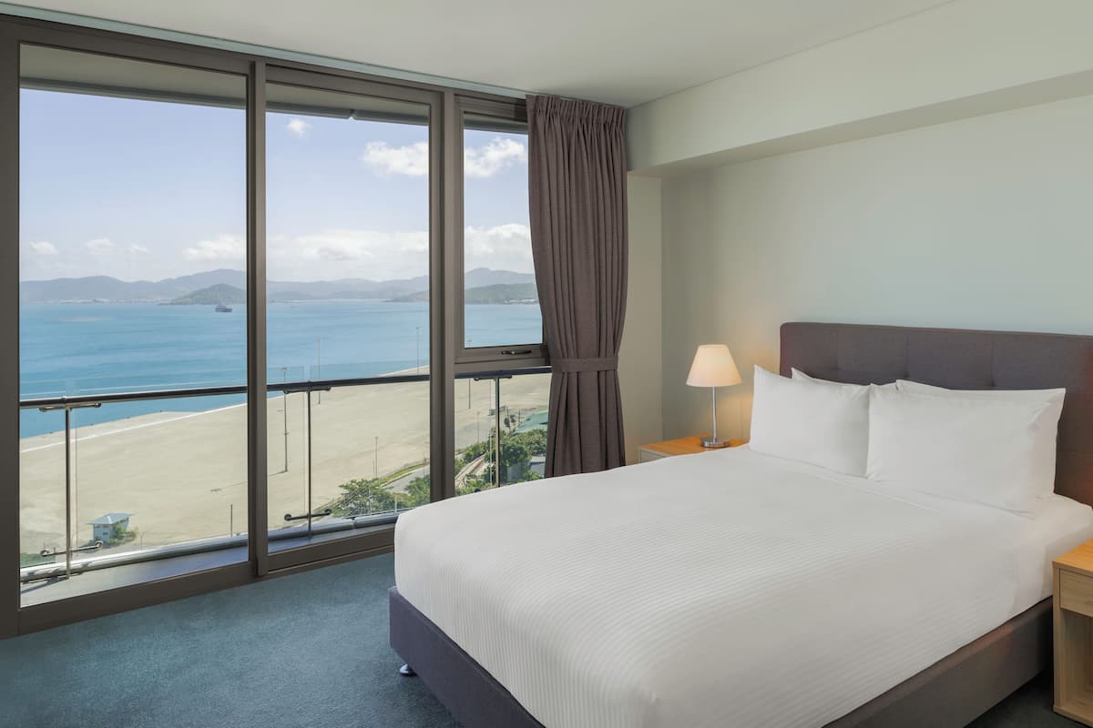 Suite, plusieurs lits, vue port (High Floor) | 2 chambres, draps en coton égyptien, literie de qualité supérieure