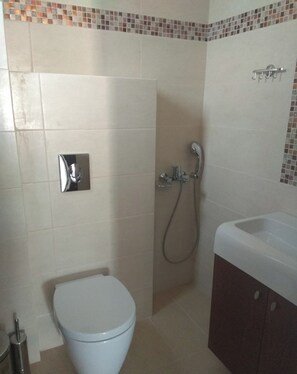 Haartrockner, Handtücher, Seife, Toilettenpapier