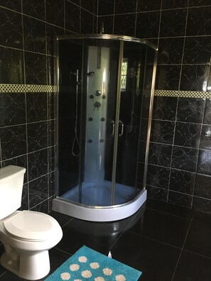 Handtücher, Shampoo, Toilettenpapier