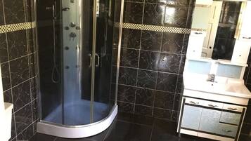 Towels, shampoo, toilet paper