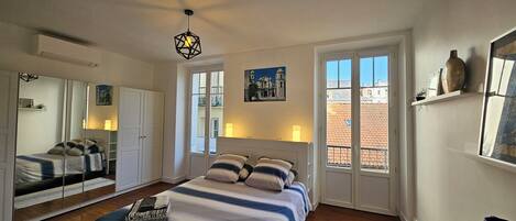 1 habitación, tabla de planchar con plancha, wifi gratis y ropa de cama