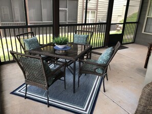 Outdoor dining - !!! 2 MILES from SILVER DOLLAR CITY !!! A MUST SEE!!! A great place to stay. (Branson West)