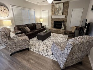 Een televisie, een open haard, een dvd-speler en boeken