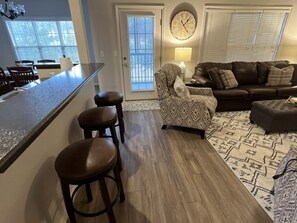 Télévision, cheminée, lecteur de DVD, livres