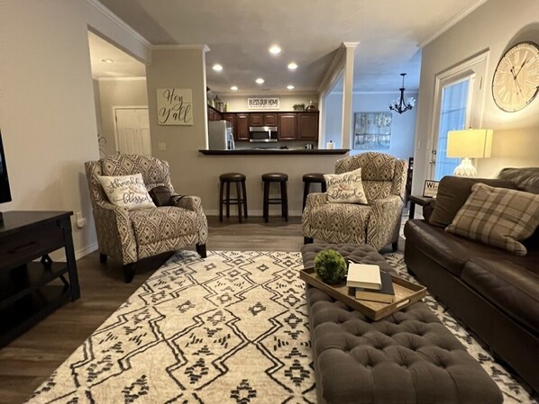 Télévision, cheminée, lecteur de DVD, livres