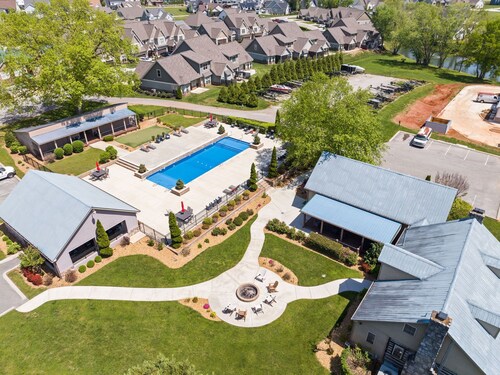 Beautiful Lake Views at Twin Creeks!