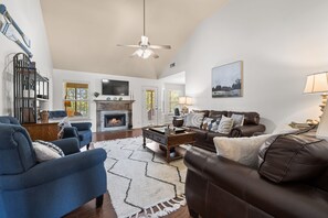 Smart TV, fireplace, video games, DVD player - Beautiful Lake Views at Twin Creeks! (Winchester)