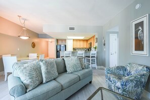 Smart TV - Refreshing resort condo w/private balcony & amenities! 🌴 (Destin)
