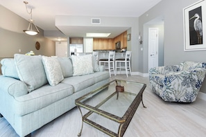Smart TV - Refreshing resort condo w/private balcony & amenities! 🌴 (Destin)