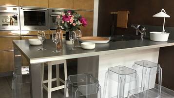 Réfrigérateur, micro-ondes, four, plaque de cuisson