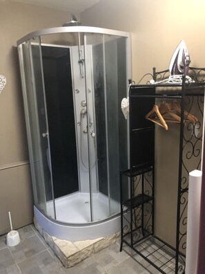 Hair dryer, towels, soap, shampoo - Romance bed and breakfast (Le Breuil-en-Auge)