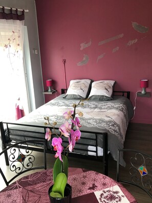 1 bedroom, iron/ironing board, WiFi, bed sheets - Romance bed and breakfast (Le Breuil-en-Auge)