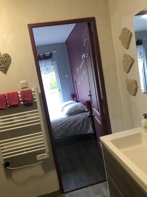 1 chambre, fer et planche à repasser, Wi-Fi, draps fournis