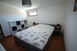 2 bedrooms, iron/ironing board, travel cot, WiFi