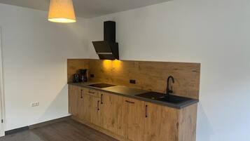 Kühlschrank, Herdplatte, Geschirrspüler, Wasserkocher