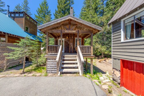 Warm & cozy cottage w/ a wood stove in a great Government Camp location