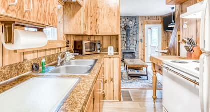 Warmes und gemütliches Cottage mit Holzofen in gro��artiger Lage im Government Camp!