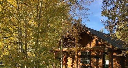 âDeerâ Log Cabin with 2Q Log Beds, Bath and Kitchenette