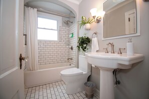 Hair dryer, towels, soap, shampoo - Luxury on Main / North (Richmond)